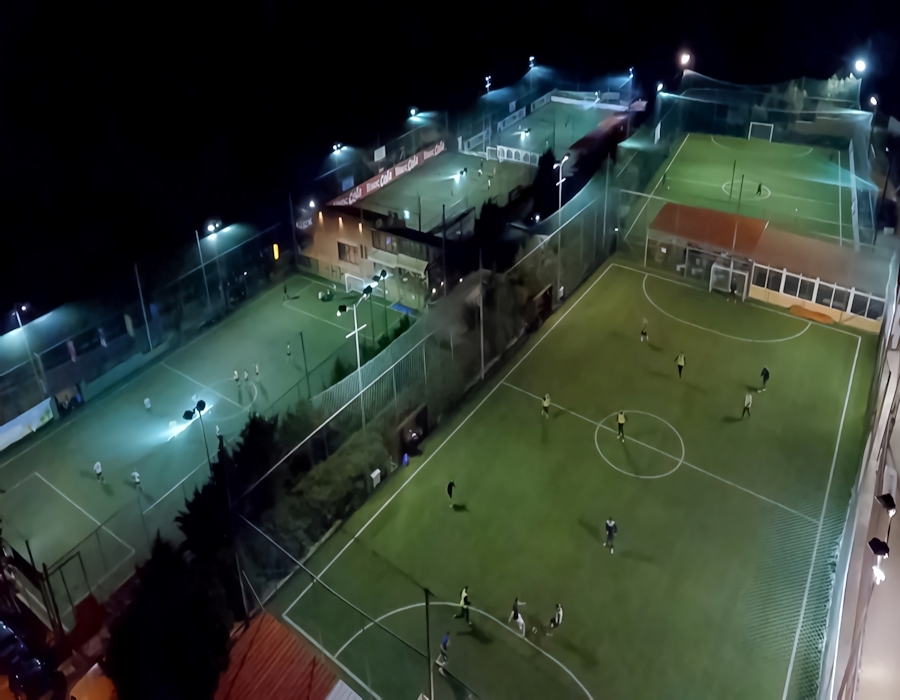 Τα γήπεδα mini football υπό τους προβολείς